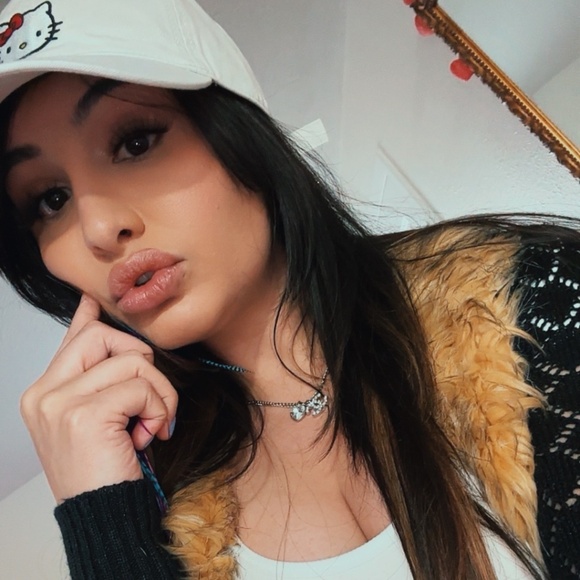 Meet your Posher, Sierra - Picture 1 of 1